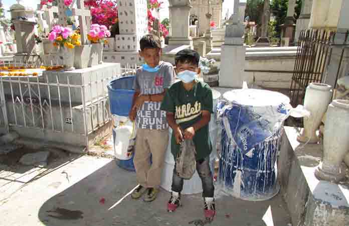 Niños trabajan en el cementerio