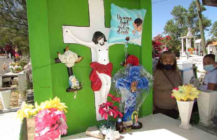 Los panteones, con cientos de visitantes