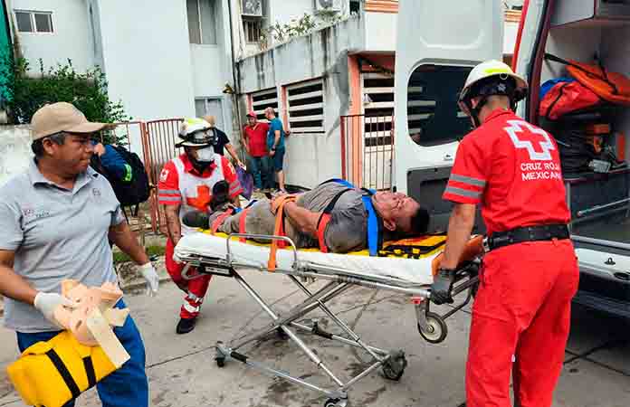 Albañil sufre descarga eléctrica y cae al suelo