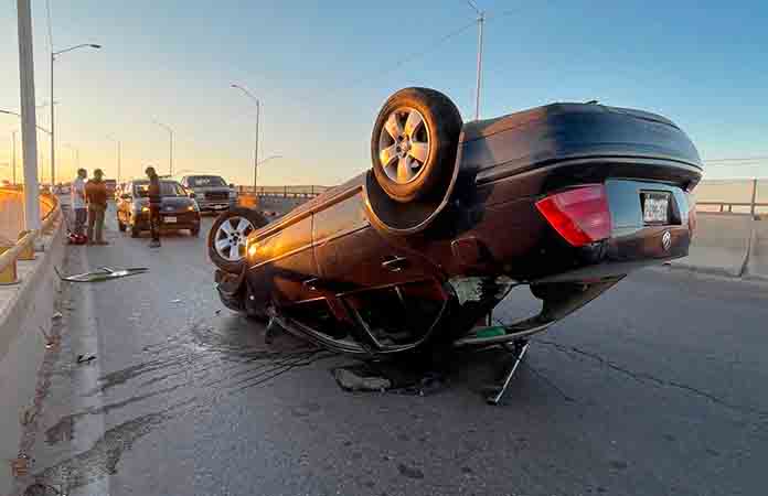 Automóvil vuelca e impacta contra otros dos