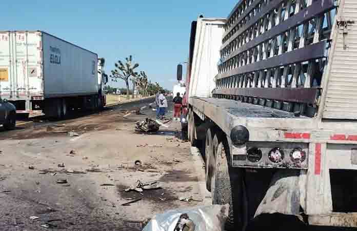 Dos muertos y un menor herido, en choque de la ‘57