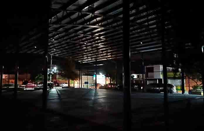 En penumbras, la Plaza del Maestro