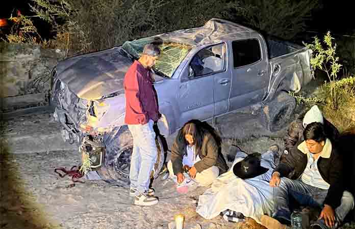 Muere un joven al volcar camioneta en Villa de Arriaga