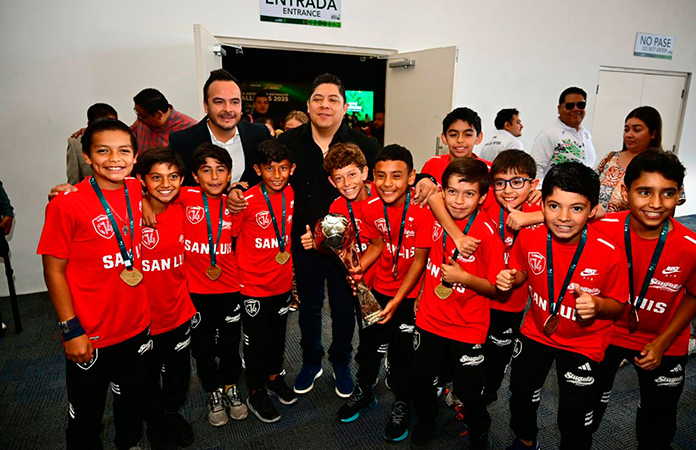 R. Gallardo premia a medallistas potosinos