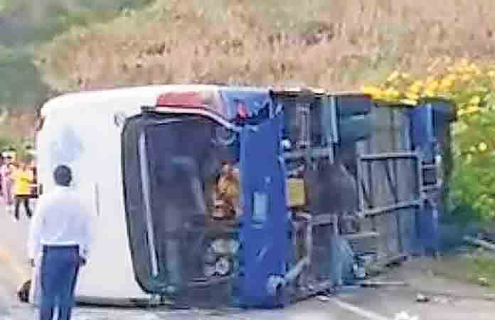 Vuelca autobús en Chiapas; 2 fallecidos
