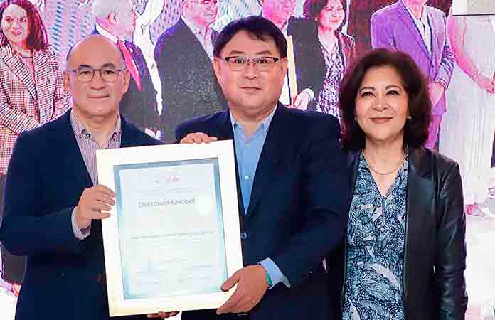 Entrega el DIF Distintivo Balance Trabajo-Familia