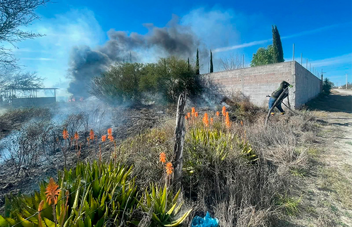 Bomberos sofocan varios incendios