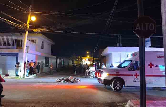 Chocan motociclistas en céntrico crucero