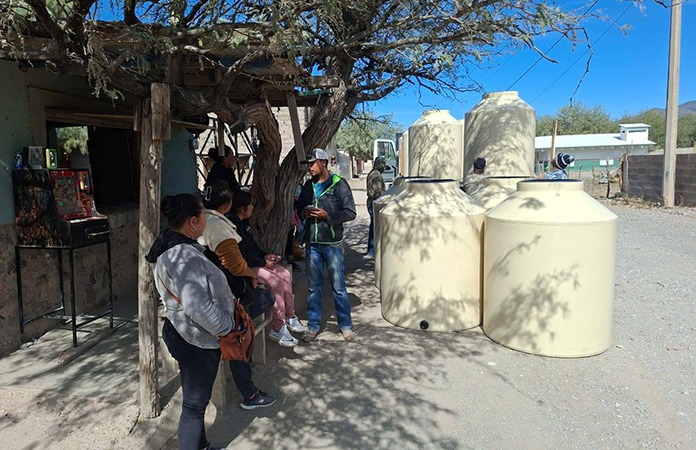 Donan tinacos a las familias vulnerables
