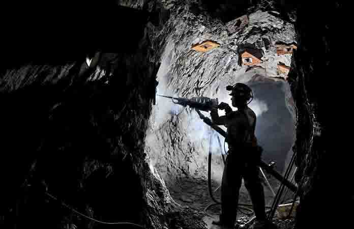 La minera Vizs la suspende actividades