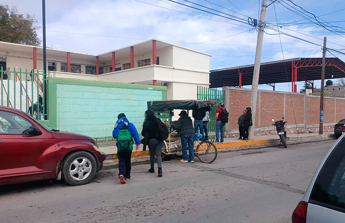 Miles de alumnos retornan a las aulas