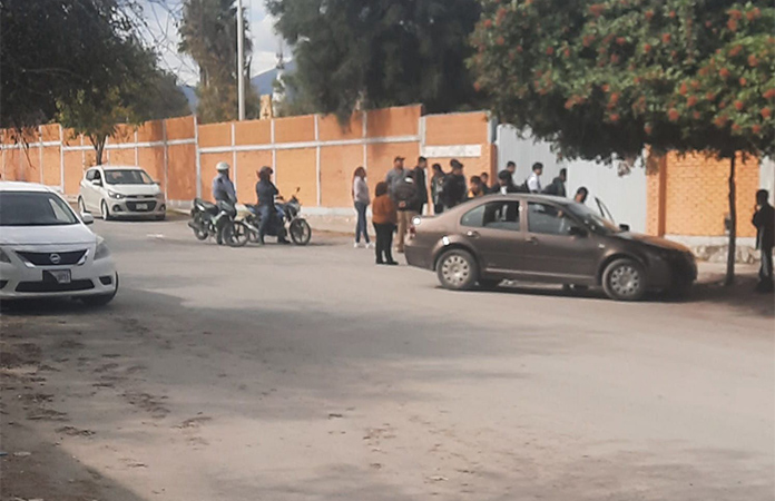 Niegan entrada a alumnos por traer el cabello largo