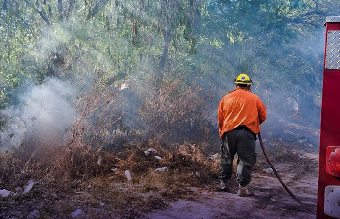 Ola de incendios pone en jaque a bomberos