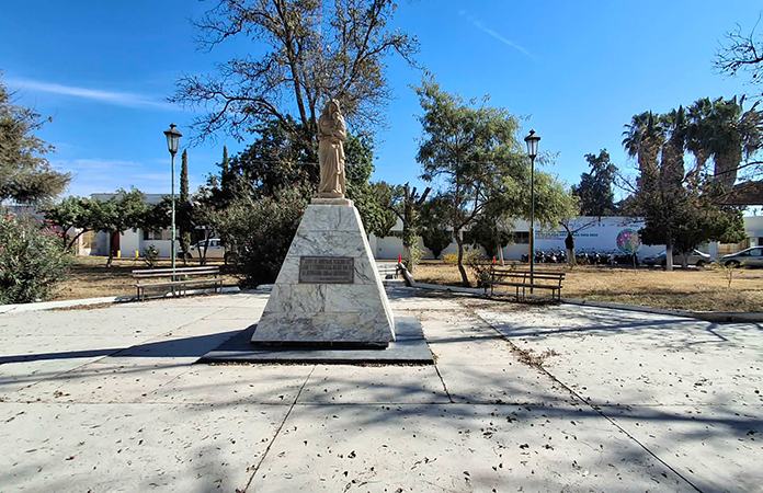 Un basurero, la Plaza 10 de Mayo