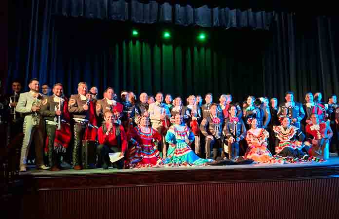 Un éxito, el primer encuentro de mariachis