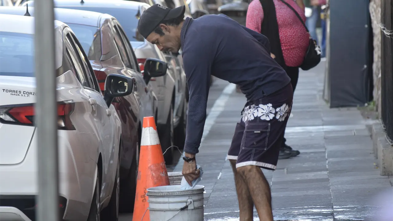 Con permiso para trabajar, 48 franeleros en la capital
