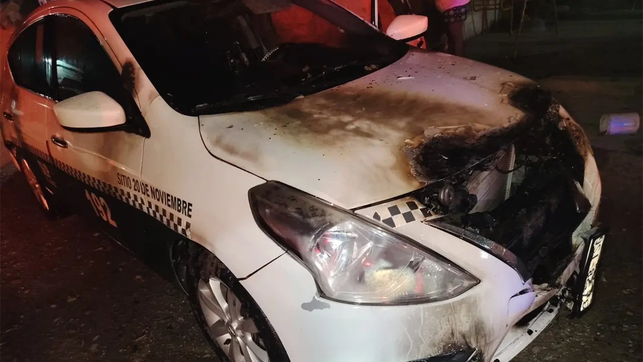 Prenden fuego a un taxi en Ciudad Valles