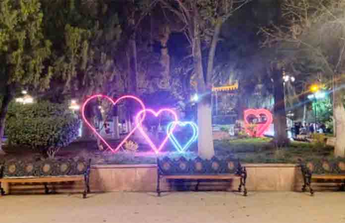 Adornan Plaza de Armas para el 14 de febrero