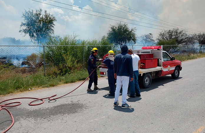 Bomberos apagan incendio en baldío