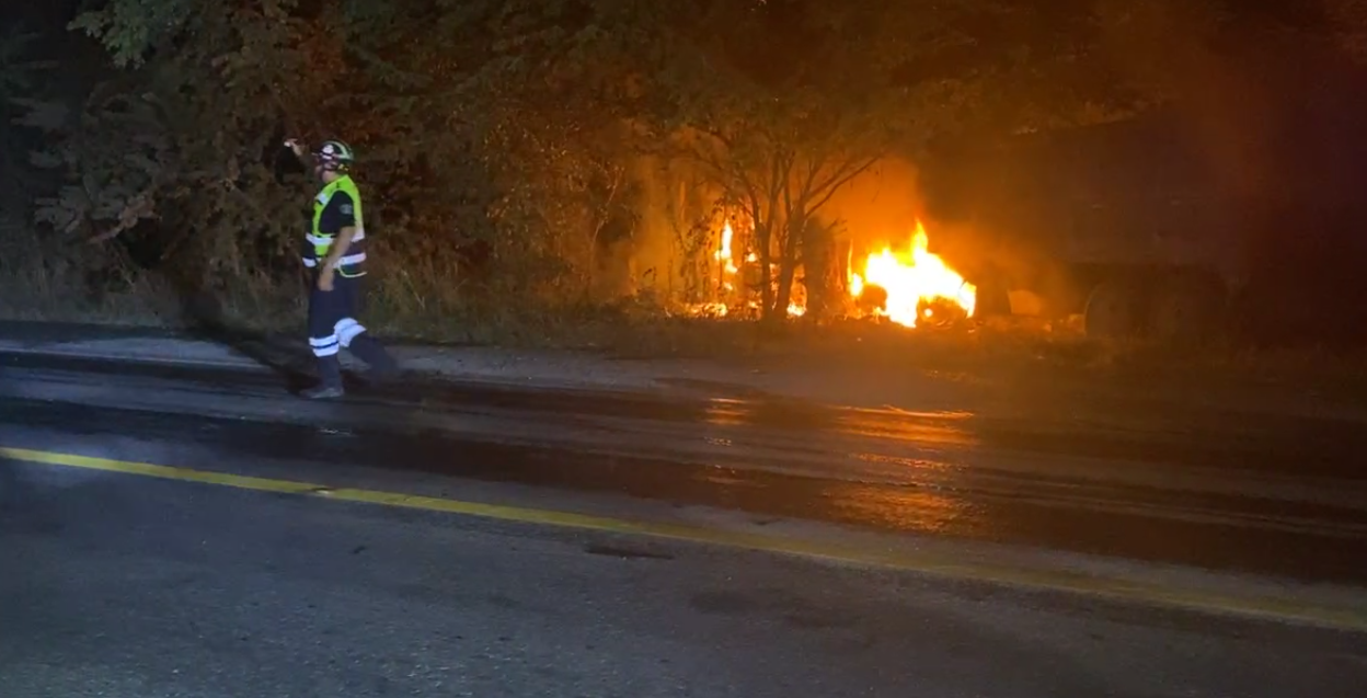 Se le va el tráiler y termina en llamas en la Valles-Tampico