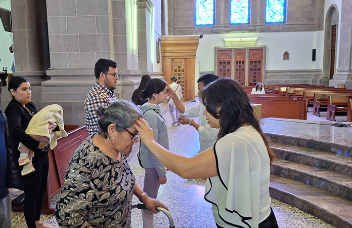Celebra iglesia católica el Miércoles de Ceniza