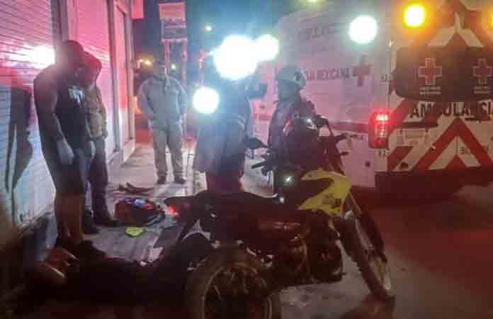 Choca motociclista y resulta lesionado