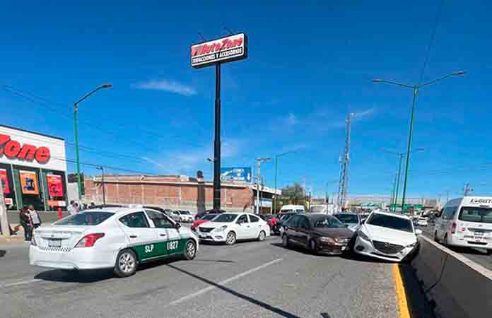 Chocan cuatro autos en la rúa a Rioverde