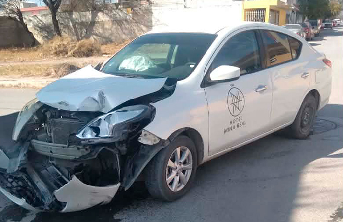 Chofer de camioneta choca contra auto y huye