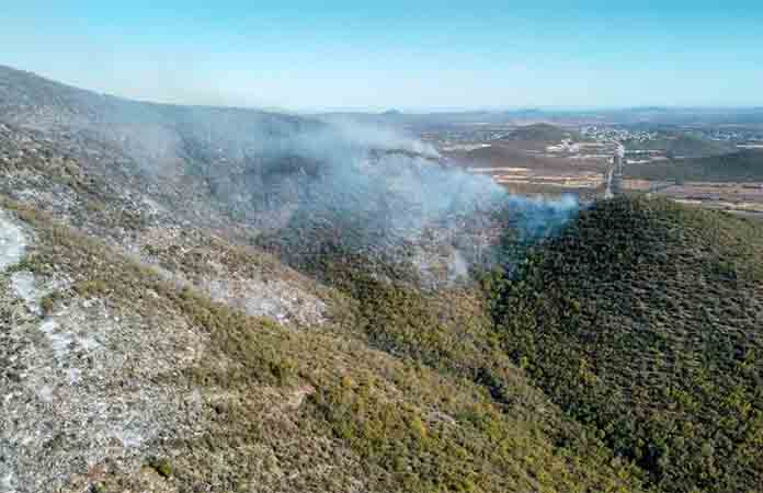 Combaten incendio en Estación Montaña