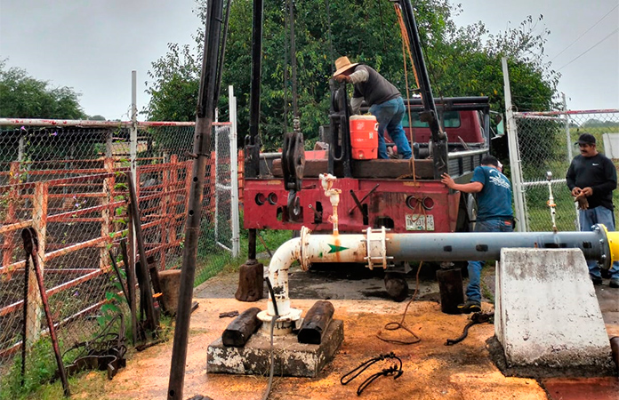 Dan mantenimiento a los pozos de agua