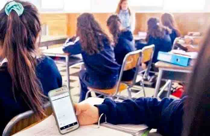 En SGS respaldan prohibir el uso de celular en escuelas