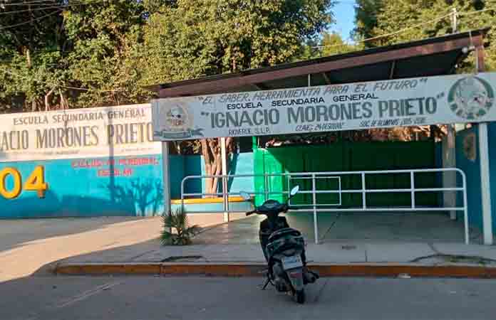 Exigen cese de maestra de secundaria