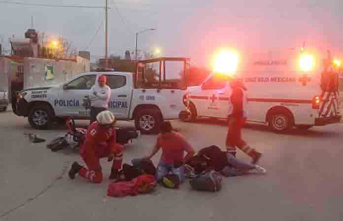 Impactan dos motociclistas; conductores lesionados