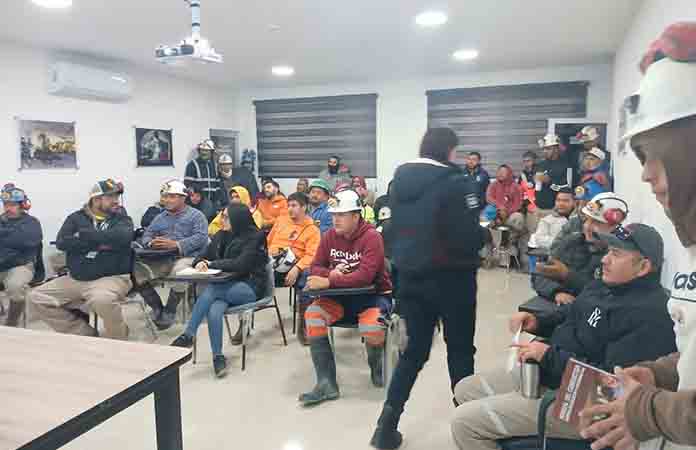 Ofrecen pláticas de vialidad a mineros