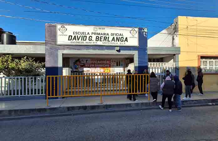 Padres toman escuela por falta de maestros