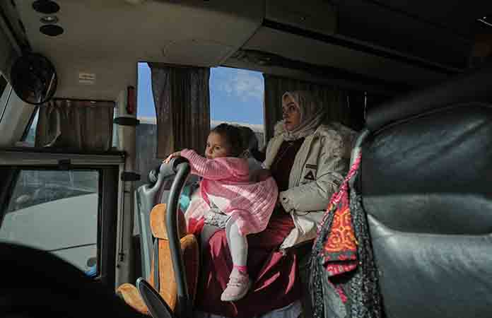 Palestinos hacen fila en el cruce de Rafah