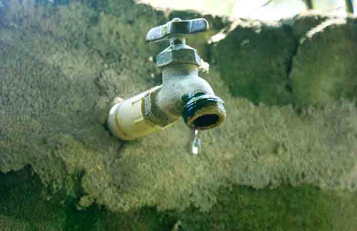 Toman agua contaminada en las escuelas primarias