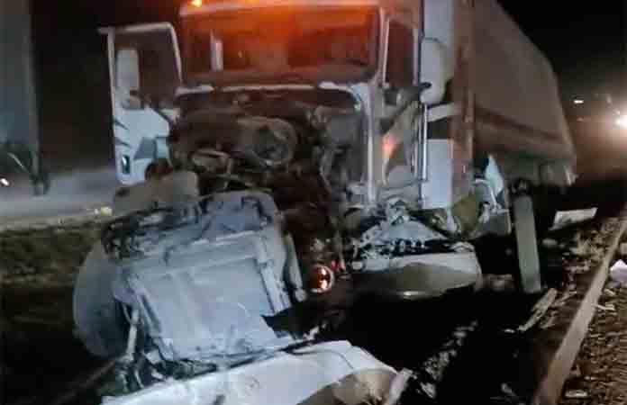 Tráiler cae sobre cuneta y termina en chatarra