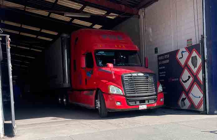 Tráiler causa accidente al entrar a bodega