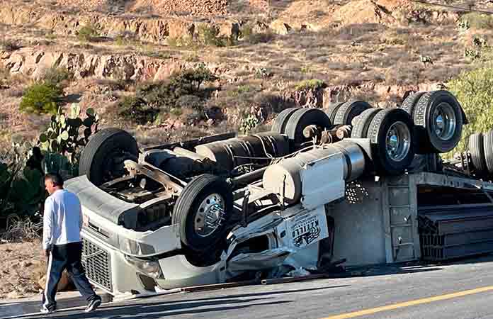 Trailero; herido al volcar