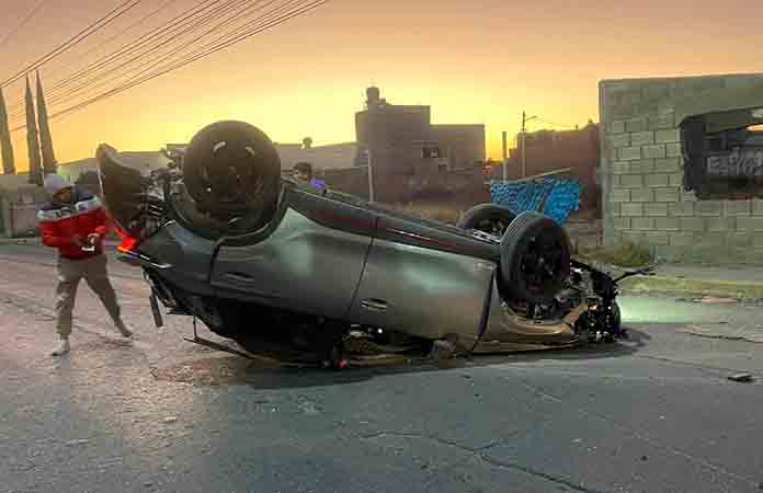Vuelca rauda camioneta en Periférico Norte