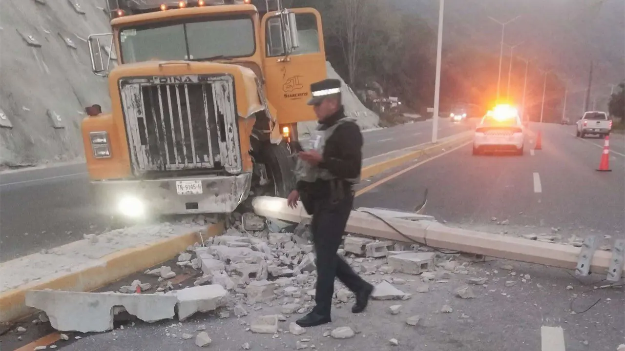 Chofer de camión se lleva poste de CFE en la Valles-Tamazunchale