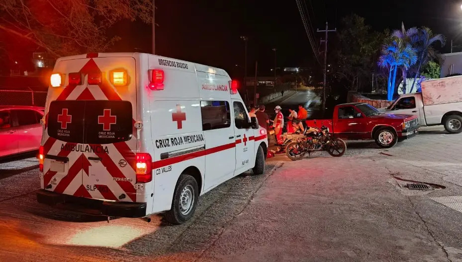 Chocan moto y camioneta en la Porvenir; dos jóvenes heridos