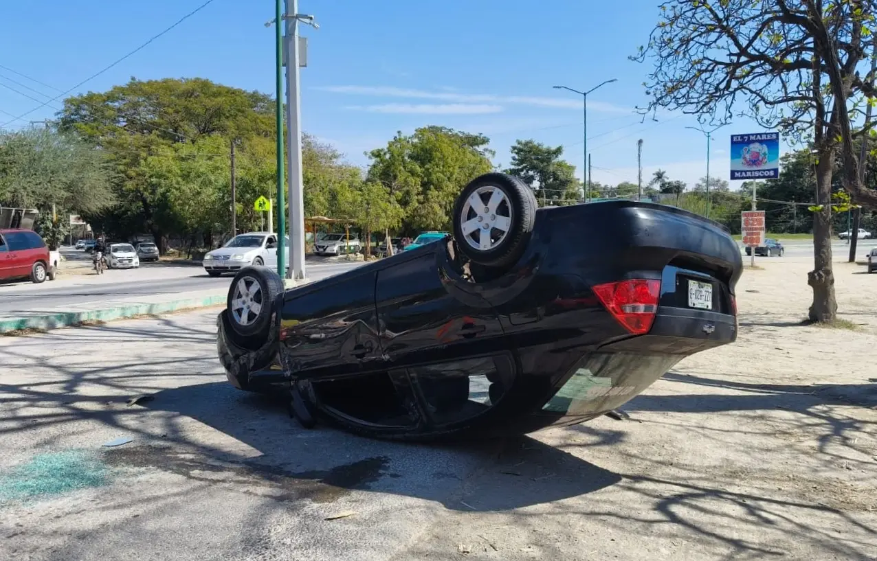 Choque y volcadura en Valles; adulto mayor sale ileso