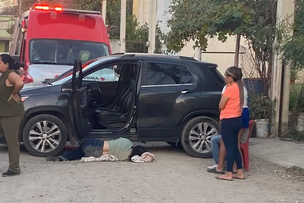 Mujer resulta atropellada al enseñar a manejar