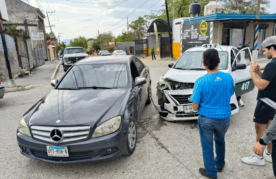 Omite alto y termina hospitalizada tras chocar contra taxi
