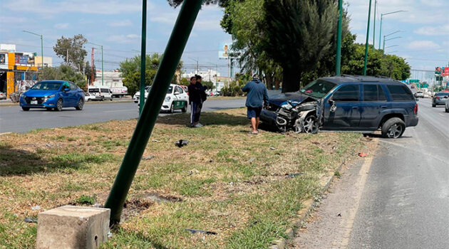 Camioneta se impacta contra poste de alumbrado