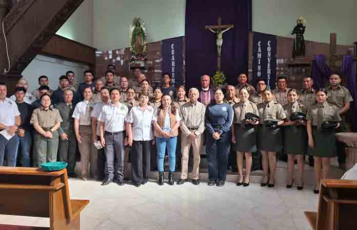 Celebran misa en honor de bomberos