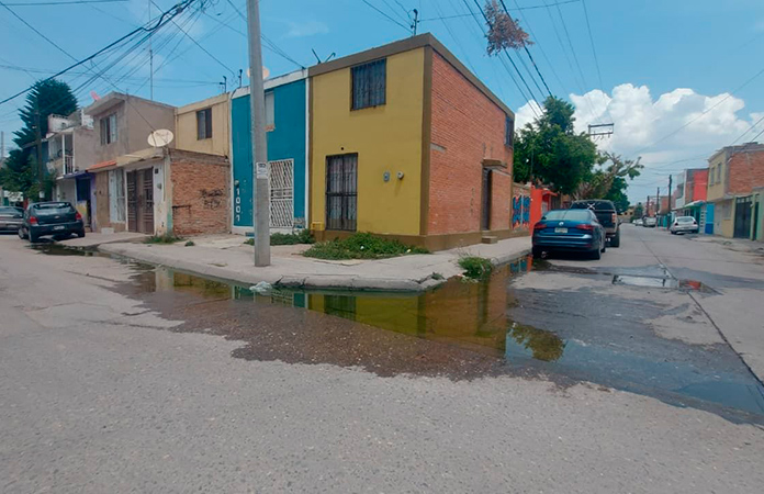 Enorme fuga de aguas negras en Col. San Antonio, molesta