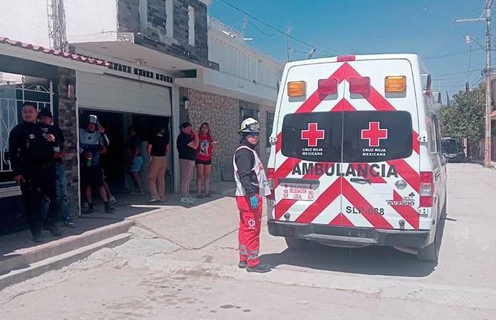 Joven navajeado por varios sujetos